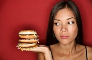 Το πολύ φαστ φουντ και τα λίγα φρούτα δυσκολεύουν μια γυναίκα να μείνει έγκυος