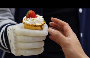 ΒΙΝΤΕΟ: Νέο πρόσθετο χέρι χαμηλού κόστους επιστρέφει την αίσθηση της αφής σε ακρωτηριασμένους