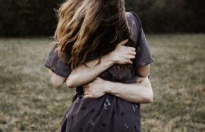 Επιστήμονες επιχείρησαν να μελετήσουν τις αγκαλιές και γκρέμισαν έρευνες 30 ετών