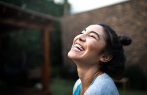 Τι κάνει τους ανθρώπους ευτυχισμένους; Απαντά η μακροβιότερη μελέτη στην ιστορία