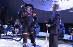 H NASA παρουσίασε τις νέες σεληνιακές της στολές (βίντεο)