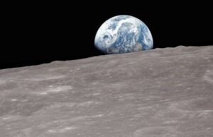 Ωκεανός στην έρημο: «Δισεκατομμύρια τόνοι νερού» κρύβονται σε γυάλινες χάντρες στη Σελήνη