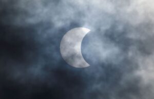 Υβριδική έκλειψη ηλίου: «Βύθισε στο σκοτάδι» Αυστραλία και Ινδονησία (PHOTOS)