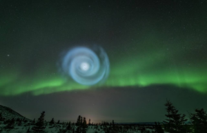 Η εξήγηση για τη γαλάζια σπείρα που εμφανίστηκε στον ουρανό της Αλάσκας