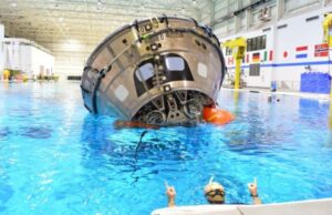 «Σεληνιακοί» βράχοι και διαστημόπλοια στην πισίνα της NASA