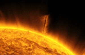 Βίντεο: Τερατώδης στρόβιλος μεγαλύτερος από τη Γη μαίνεται στον Ήλιο