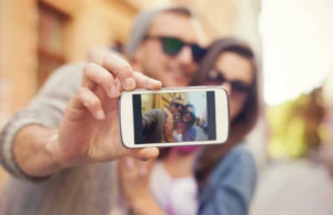 Γιατί τραβάμε φωτογραφίες σέλφι;