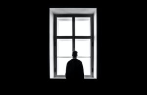 Η μοναξιά εγκυμονεί «εξίσου θανατηφόρους κινδύνους» με το κάπνισμα