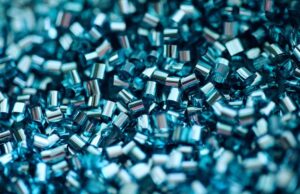 Μια αναπάντεχη ανακάλυψη στο χώμα, έξω από ένα εργοστάσιο πλαστικών