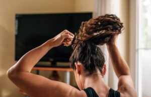 Οι μπούκλες ως κλιματιστικό: Νέα εξελικτική εξήγηση για τα κατσαρά μαλλιά