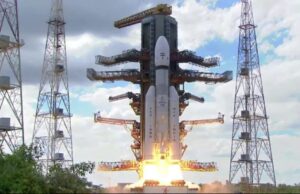 Σελήνη: Ιστορική μέρα για την Ινδία με την εκτόξευση αποστολής στο νότιο πόλο του φεγγαριού