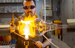 Eπιστήμονες δημιούργησαν γυαλί με δεκαπλάσια αντοχή και πιο οικολογικό