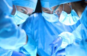 «Λιγότερες οι επιπλοκές και οι θάνατοι» σε ασθενείς που χειρουργήθηκαν από γυναίκες