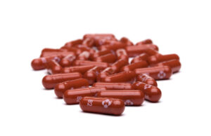 Νέα μελέτη για τις από του στόματος αντιιικές θεραπείες κατά της Covid – 19