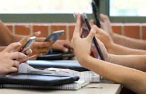 Στοιχεία σοκ για τη χρήση κινητών τηλεφώνων των εφήβων