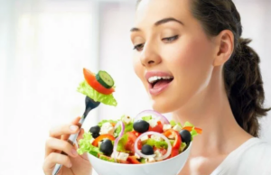 Μελέτη αποκαλύπτει γονιδιακούς παράγοντες που συνδέονται με τις διατροφικές μας επιλογές.