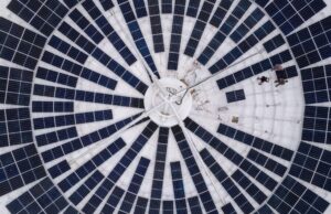 H Ελβετία μετατρέπει γιγάντια δορυφορικά πιάτα σε σταθμούς ηλιακής ενέργειας