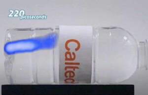 Δες την ταχύτητα του φωτός στο πιο εντυπωσιακό ίσως video των 10.000.000.000.000 fps