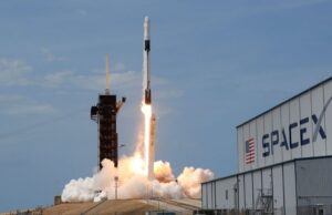 SpaceX: Πόσο πιθανό είναι οι δορυφόροι του Ελον Μασκ να πέσουν στα κεφάλια μας – Τι λέει έκθεση