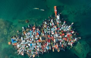 Η φυλή που βλέπει την πατρίδα της να χάνεται στα κύματα