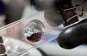 Σκοτεινή σκόνη από τον αστεροειδή Bennu στο μικροσκόπιο