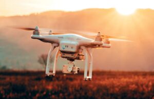 Tα drones που «καθαρίζουν» τις ακτές από τα πλαστικά