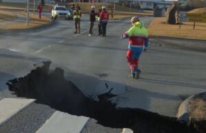 Ισλανδία: «Τρέμει» και κόβεται στα δύο η γη από τους σεισμούς λόγω του ηφαιστείου – 900 σε λιγότερο από 24 ώρες – Δείτε βίντεο