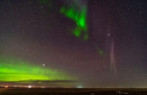 Μωβ και πράσινα φώτα στον ουρανό: Η εξήγηση για το σπάνιο φαινόμενο