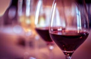 Επιστήμονες πιστεύουν ότι ανακάλυψαν γιατί το κόκκινο κρασί προκαλεί πονοκεφάλους