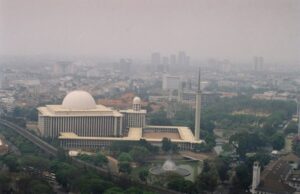 Τμήματα της Τζακάρτα υποχωρούν με πρωτοφανή ταχύτητα – Τελευταία ευκαιρία να σωθεί η μεγαλούπολη