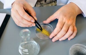 To εμφιαλωμένο νερό περιέχει «εκατοντάδες χιλιάδες αόρατα νανοπλαστικά»