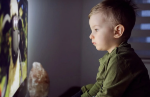 Τα παιδιά επηρεάζονται από τις ώρες που ξοδεύουν σε μια οθόνη με έναν απρόσμενο τρόπο