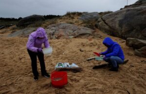 Ρύπανση: Εκατομμύρια πλαστικά πέλετ ξεβράζονται στις ακτές της Ισπανίας