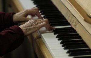 Η ενασχόληση με τη μουσική συνδέεται με καλύτερη υγεία του εγκεφάλου σε ηλικιωμένους