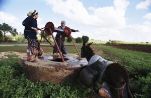 Σε όλο τον κόσμο τα πηγάδια στερεύουν και η γη υποχωρεί