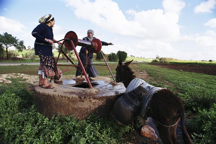 Σε όλο τον κόσμο τα πηγάδια στερεύουν και η γη υποχωρεί