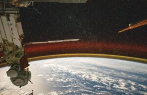 Πολύχρωμα τόξα τυλίγουν τη Γη σε αυτή την εικόνα της NASA – Τι είναι;