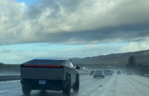 Τα αυτοκίνητα του Μασκ αντέχουν τις σφαίρες, αλλά όχι… περιττώματα πτηνών και βροχή!