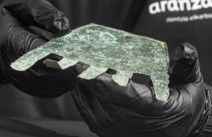 Βρέθηκε μπρούτζινο χέρι 2.000 ετών με παράξενη γραφή