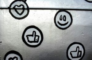 «Τα παιδιά μας υποφέρουν» – Ανησυχία για τη χρήση των social media από εφήβους