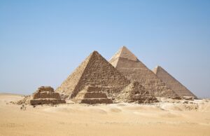 Αίγυπτος: Προς αναστήλωση η όψη μιας από τις τρεις πυραμίδες της Γκίζας