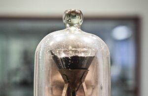 Αυτό είναι το μακροβιότερο εργαστηριακό πείραμα στον κόσμο – Πόσα χρόνια διεξάγεται (φώτο)