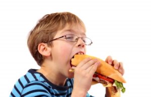 Εφηβικός εγκέφαλος: Πώς τo πρόχειρο φαγητό προκαλεί μη αναστρέψιμες βλάβες