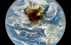 Έκλειψη Ηλίου: Η σκιά της Σελήνης διασχίζει τη Γη σε εικόνες από το Διάστημα