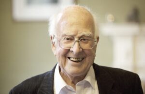 Πίτερ Χιγκς: Πέθανε ο νομπελίστας φυσικός που ανακάλυψε το «Σωματίδιο του Θεού»