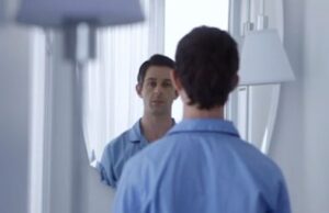 Θα έπρεπε να ανησυχούμε όσοι παραμιλάμε; – Τι λένε ειδικοί