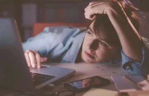 Burn-out: Τι προκαλεί στον εγκέφαλο – Επικίνδυνη η εργασία άνω των 52 ωρών την εβδομάδα