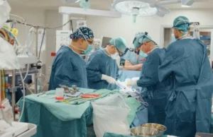 Χειρουργήθηκε το κοριτσάκι που γεννήθηκε με την καρδιά εκτός σώματος – Η απίστευτη ιατρική διαδρομή της