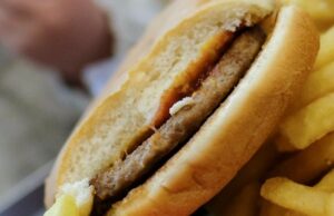 Πέντε λεπτά έκθεσης των παιδιών σε διαφημίσεις πρόχειρου φαγητού οδηγούν σε αύξηση της κατανάλωσης θερμίδων