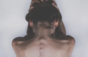 «Ήξερα ότι έπρεπε να τη σώσω»: Μια μάνα απέναντι στις διατροφικές διαταραχές και το κενό φροντίδας